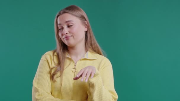 Genert Ung Kvinde Viser Tegn Nonsens Ikke Alvorlig Laver Sjov – Stock-video