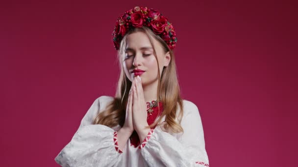 Ukrainka Modli Się Ukrainę Zwycięstwo Pokój Czerwonym Tle Dziewczyna Błaga — Wideo stockowe