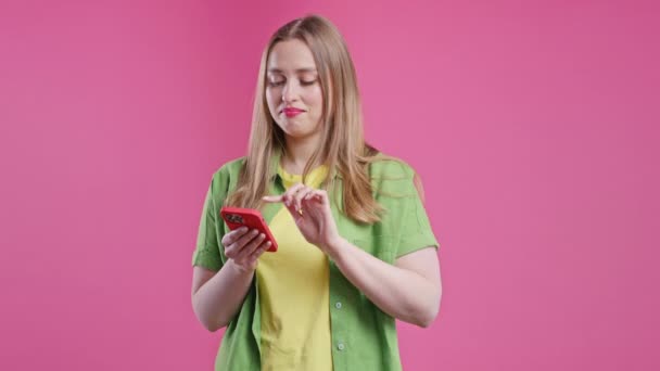 Hübsche Blonde Frau Surft Mit Dem Smartphone Internet Mädchen Mit — Stockvideo