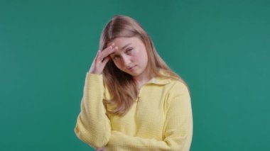 Endişeli kadın, hayır, unuttu. Şok olmuş kız üzüntü, pişmanlık, drama, başarısızlık, mavi arka planda sorunlar yaşıyor. Yüz bakımı. Yüksek kalite 4k