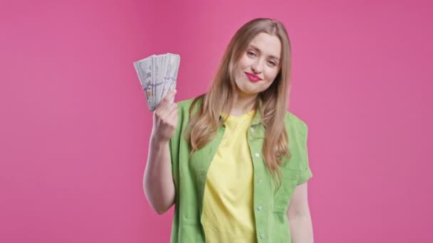 Багата Збуджена Блондинка Готівковими Грошима Банкноти Доларів Сша Рожевій Стіні — стокове відео