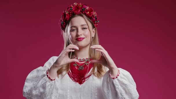 乌克兰妇女有心形的迹象 红色背景 妇女健康 志愿服务 慈善捐赠 帮助和信任关系概念 高质量4K — 图库视频影像