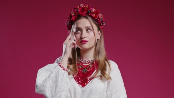 ジェスチャーでかなりウクライナの女性 あなたは それについて考えてください 赤でカメラを見て ポジティブな考え 頭のいい人 高品質4K映像 — ストック動画