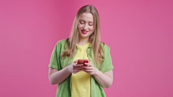 Mulher Bonita Enviando Mensagens Messenger Smartphone Senhora Fundo Rosa Flertando — Vídeo de Stock