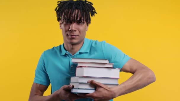 Студент Лазурового Афроамериканського Чоловіка Незадоволений Кількістю Книжок Домашніми Завданнями Середній — стокове відео