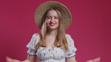 Pembe arka planda dua eden güzel bir kadın. Bayan, birinin arzularını tatmin etmesi için yalvarır, yardım eder, sınavda şansı için dua eder. Yüksek kalite 4k