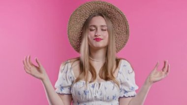 Sakin bir kadın dinleniyor, meditasyon yapıyor, stresi reddediyor. Sarışın kadın derin nefes alıyor, pembe stüdyo arka planını sakinleştiriyor. Yoga, ahlaki denge, zen konsepti. Yüksek kalite 4k