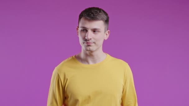 Pohledný Teenager Gestem Shhh Tajemství Mlčení Spiknutí Drby Usmívající Chlap — Stock video
