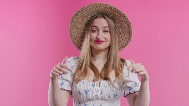 Blonde Kvinde Peger Ned Til Reklameområdet Lyserød Baggrund Ung Blogger – Stock-video