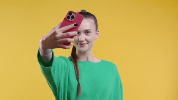 Menina Adolescente Moda Fazendo Selfie Smartphone Fundo Amarelo Tecnologia Dispositivo — Vídeo de Stock