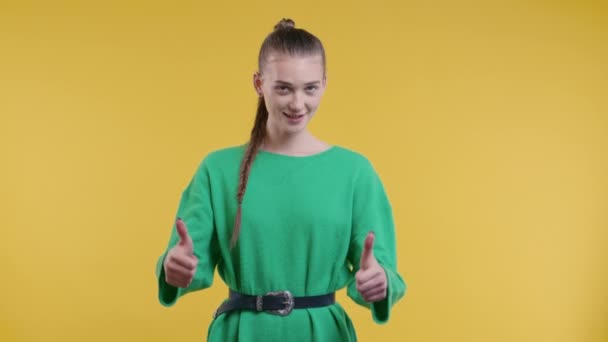 Snygg Kvinna Med Handtecken Som Tummen Upp Gest Lycklig Dam — Stockvideo
