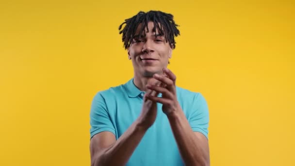 Šťastný Mladý Africký Američan Tleskající Žlutém Pozadí Usmívající Teenager Emocionálně — Stock video