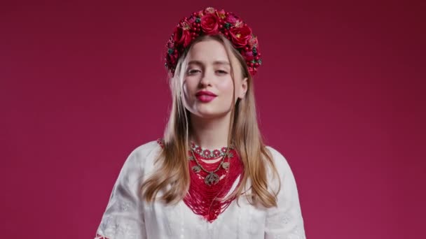 Usmívající Ukrajinka Držící Prst Rtech Červené Pozadí Studia Hezká Dáma — Stock video