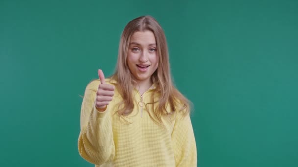 手のサインのようなスタイリッシュな女性は 親指をジェスチャーアップ 幸せな女性 正しい完璧な選択 大きな取引 青の背景 肯定的な女性モデルは カメラ 信頼の概念に笑顔 品質4K — ストック動画