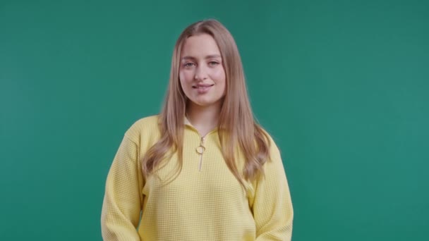 はい信号を示す友好的な若い女の子 承認します 積極的な笑顔ヨーロッパの女性は ボディランゲージ 正しい完璧な選択だ 緑のスタジオの背景 — ストック動画