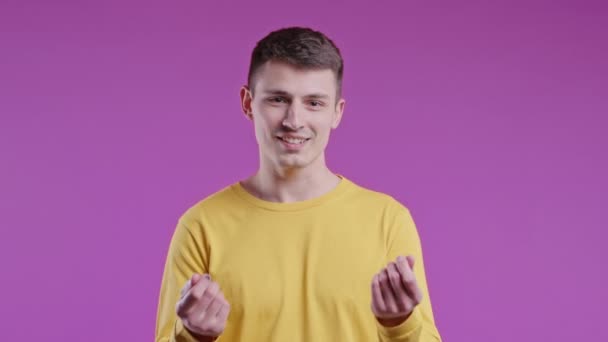 Usmívající Muž Žádá Peníze Gesto Růžové Pozadí Studia Chytrý Teenager — Stock video