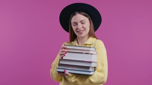 Femme Étudiante Heureuse Adulte Avec Pile Livres Bibliothèque Sur Fond — Video