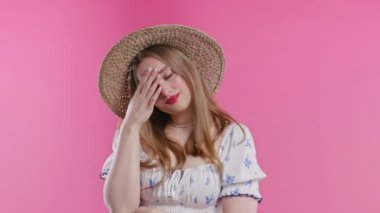 Endişeli kadın, hayır, unuttu. Üzüntü, pişmanlık, drama, başarısızlık, pembe arka planda sorunlar yaşayan utangaç bir kız. Yüz bakımı. Yüksek kalite 4k