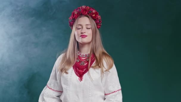 Nádherná Ukrajinská Žena Moderním Etnickém Oblečení Zeleném Pozadí Studia Vysoce — Stock video