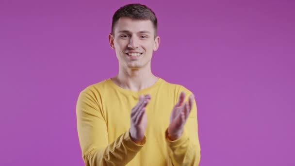 Glücklicher Junger Teenager Der Auf Rosa Hintergrund Applaudiert Lächelnder Mann — Stockvideo