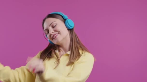Donna Felice Sballa Ascoltando Musica Godendo Danza Con Cuffie Sullo — Video Stock