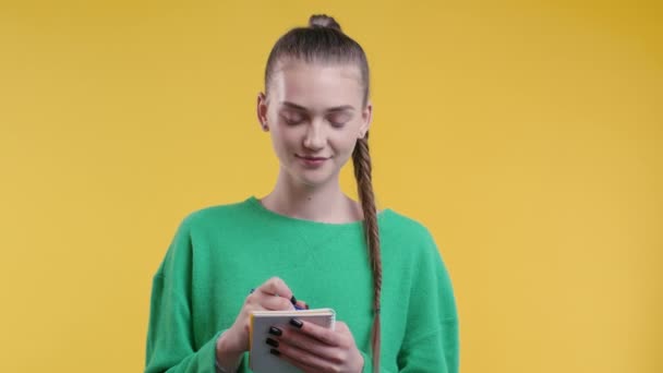 Fiatal Tinédzser Lány Jegyzetel Tervezőben Tollal Szőke Aki Jövő Tervein — Stock videók