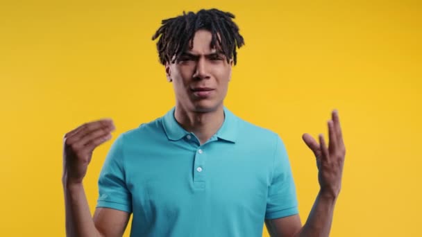 手でBla Blaのジェスチャーを示す刺激的なアフリカ系アメリカ人の男は 黄色の背景に目を転がします 空の約束だ概念だ 嘘つきめ 高品質4K — ストック動画