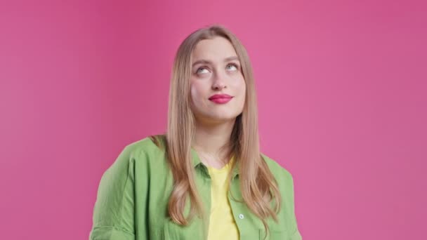 Ennuyé Femme Bouleversée Soupire Rouler Les Yeux Sur Fond Rose — Video