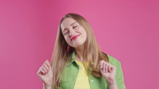Zabawna Ładna Kobieta Bawiąca Się Ulubiona Muzyka Uśmiechnięta Tańcząca Różowym — Wideo stockowe