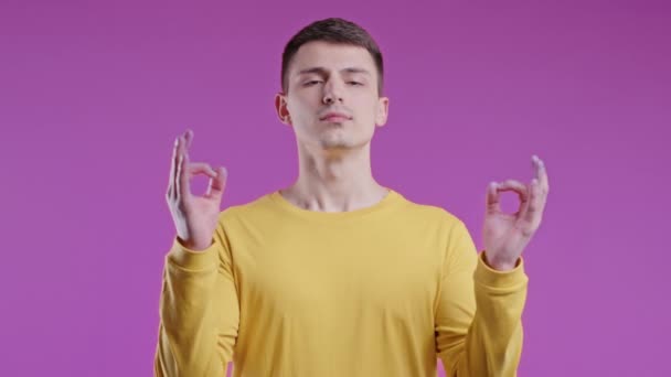 Nyugodt Ember Pihen Meditál Elutasítja Stresszt Göndör Hajú Fickó Mélyen — Stock videók