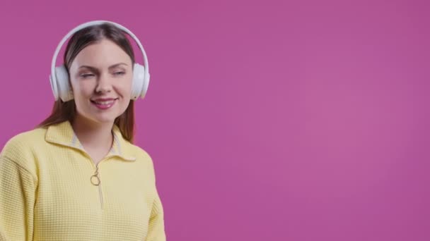 Счастливая Женщина Слушает Музыку Наслаждаясь Танцем Наушниках Розовой Студийной Заднице — стоковое видео