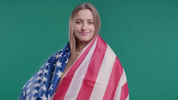 Glimlachende Vrouw Met Nationale Amerikaanse Vlag Blauwe Achtergrond Amerikaanse Patriot — Stockvideo