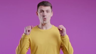 Şok adam sevindi, çığlık attı. İlgi çekmeye çalışan etkileyici bir adam. Kara Cuma satışları kavramı, karlı bir teklif. Pembe arka planda heyecanlı bir mutluluk. Yüksek kalite 4k