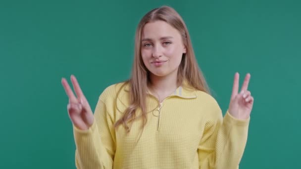 Sarışın Elleri Iki Parmağı Olan Güzel Bir Kadın Tırnak Işareti — Stok video