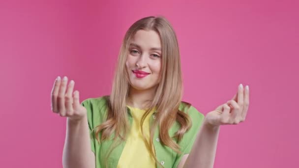 Молода Жінка Грошовим Жестом Рожевому Фоні Студії Розумна Леді Смішно — стокове відео