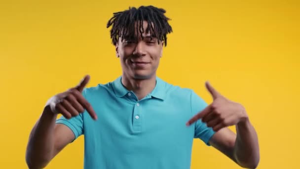 Szczęśliwy Afrykanin Wskazujący Reklamę Żółte Tło Młody Facet Prosi Kliknięcie — Wideo stockowe