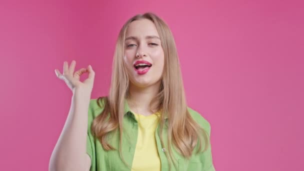Mooie Vrouw Maakt Handgebaar Oké Gebaar Gelukkig Blond Meisje Juiste — Stockvideo
