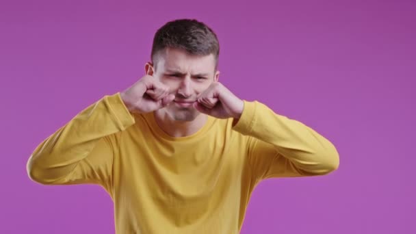 Jonge Tiener Man Wrijft Ogen Collega Nauwer Camera Roze Ongelooflijk — Stockvideo