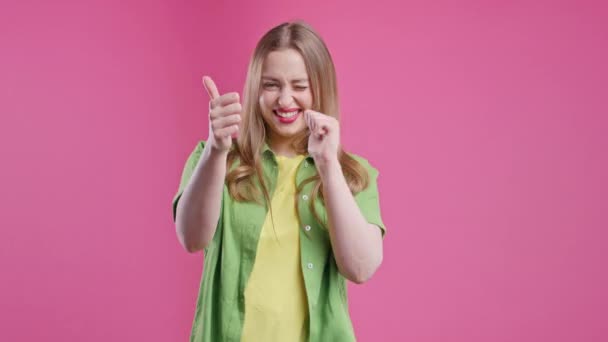 Stilvolle Frau Mit Handzeichen Wie Daumen Hoch Geste Glückliche Dame — Stockvideo