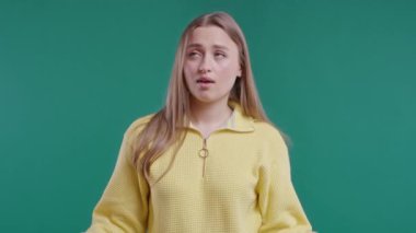 Gıcık, güzel bir kadın, mavi arka planda elleri olan bir jest yapıyor. Boş vaatler, ironi, falan filan. Yalancı! Yüksek kalite 4k