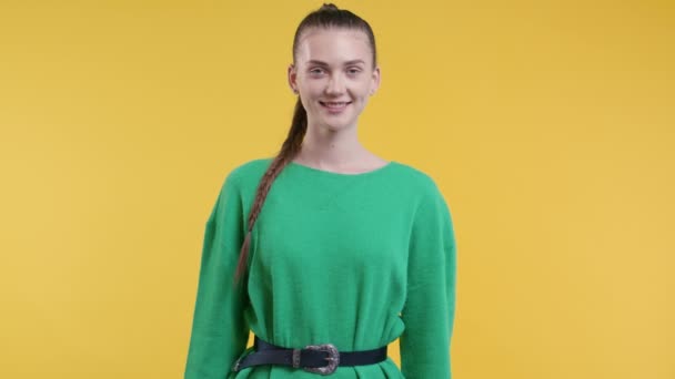 Πορτρέτο Της Νεαρής Όμορφης Γυναίκας Ευρωπαϊκή Εμφάνιση Στο Κίτρινο Στούντιο — Αρχείο Βίντεο