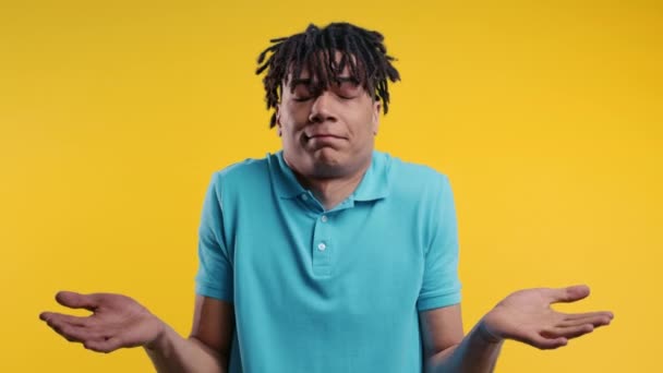 Uomo Afroamericano Confuso Spalle Non Può Aiutare Gesto Non Domanda — Video Stock