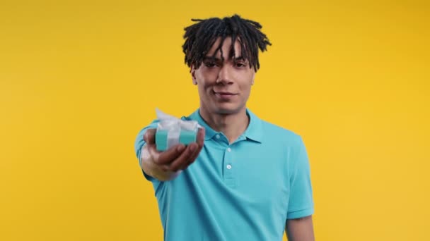 Homem Caixa Presente Por Mãos Para Câmera Fundo Amarelo Tipo — Vídeo de Stock
