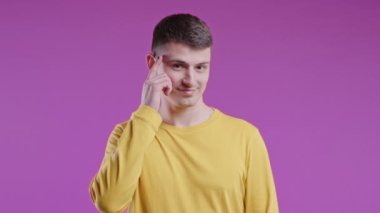 Jestleri olan yakışıklı, zeki genç bir adam. Sen, bir düşün. Pembe kameraya bakıyorum. Olumlu düşünüyorum. Zeki biri. Yüksek kalite 4k görüntü