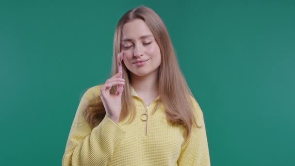 Rapariga Com Rolo Pedra Quartzo Rosa Fundo Azul Autocuidado Facial — Vídeo de Stock
