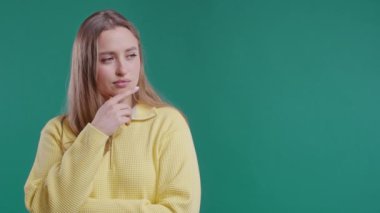 Mavi arka plandaki kadını düşünüyorum. Zeki kız cevabı buluyor ya da ne unuttuğunu hatırlamaya çalışıyor. Hafıza konsepti. Uzayı kopyala Yüksek kalite 4k