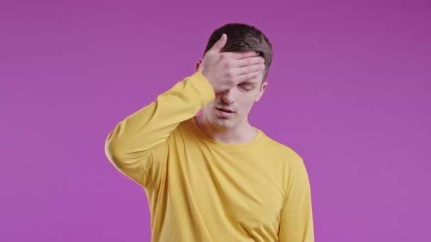 Worried Confused Man Forgot Shocked Guy Feeling Sorrow Regret Drama — Stock Video