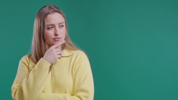 Tænker Rundt Kvinde Blå Baggrund Smart Elev Pige Finde Svar – Stock-video