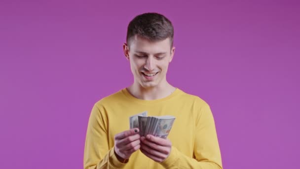 満足した男はUsdの通貨を数える 若い千年紀のアメリカ人の男や学生はお金を数える ピンクの壁にドル紙幣 投資の象徴 — ストック動画