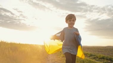 Mutlu küçük çocuk, Ukraynalı vatansever çocuk serbest kırsal yolda, açık alanda ulusal bayrak sallıyor. Ukrayna, barış, bağımsızlık, özgürlük, savaşta kazanmak.